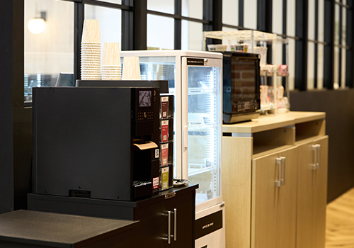 休憩スペースには社内飲食サービスも設置しています。