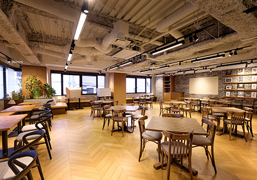 広くて開放的なフリースペースがあります。