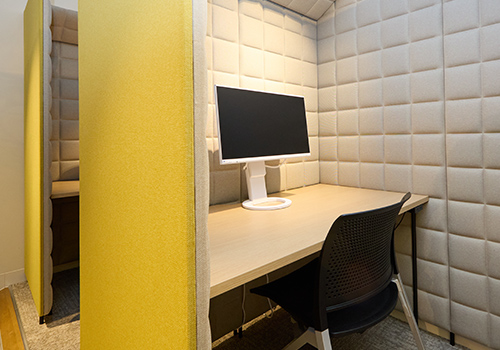 集中して作業ができる個人ブースが複数あります。