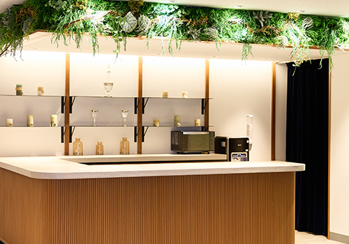 おしゃれなバーカウンターが会議室エリアの入口にあります。